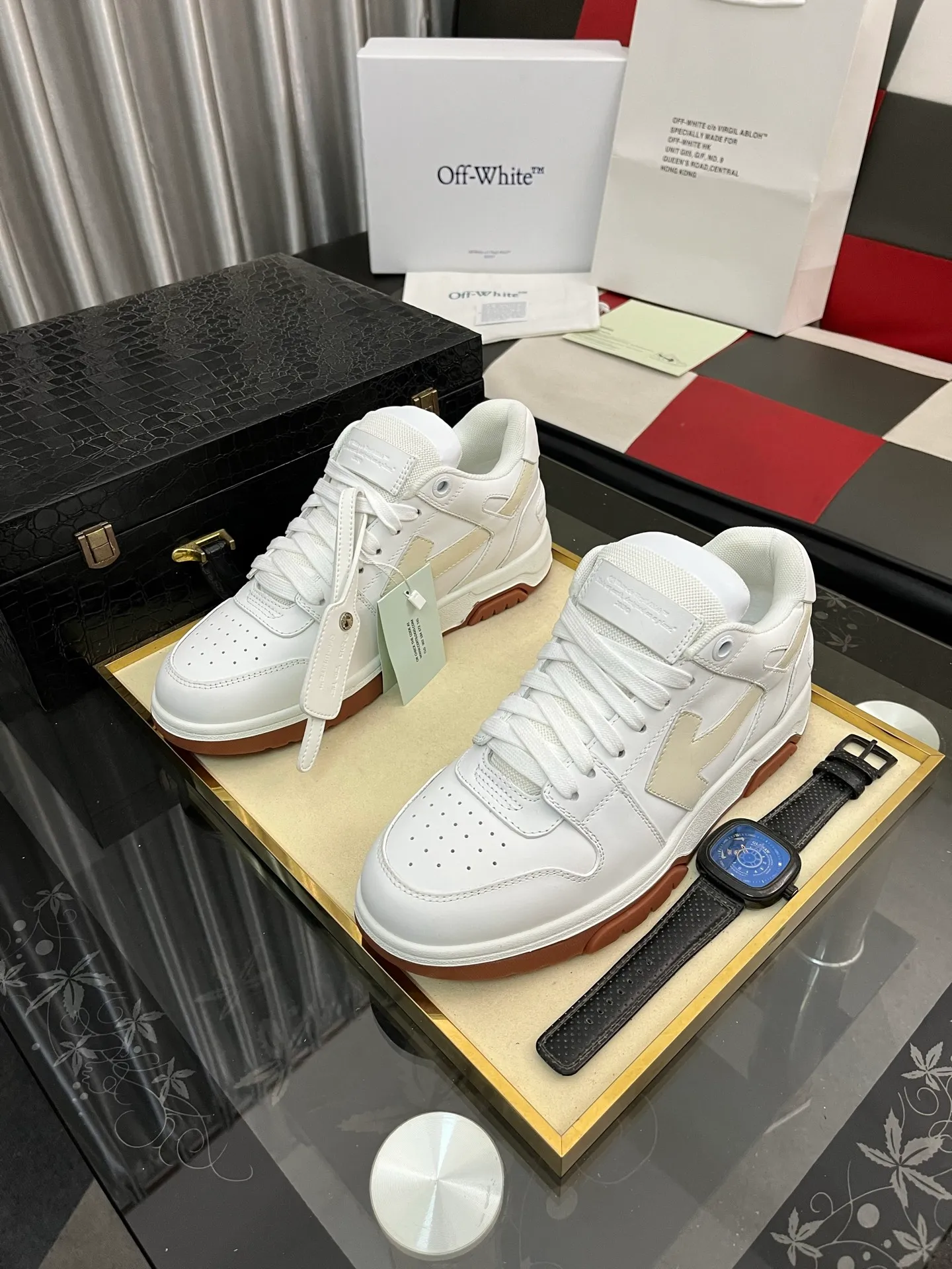 Men's shoes 💰600⌚️⌚️ OFF-White C/O VirGil Abloh fashionable and versatile casual shoes. Exclusive first release of the new model. Made of environmentally friendly cowhide leather and mesh fabric upper material. The insole is embedded with foam cushioning EVA material. The correct midsole is equipped with EVA lightweight cushioning. External tooth nail rubber outsole. The correct accessories can be customized simultaneously. Women's model: 35-40 Men's model: 39-45